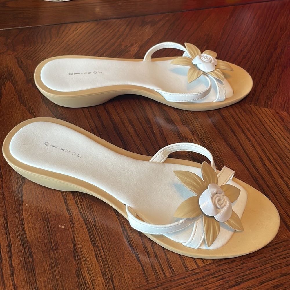 Olivor 3-D Floral Appliqué Slide Sandals Tan White